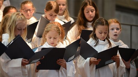 ... singen zum ersten Mal auch die Mädchen des B-Chores im Kölner Dom. / © Beatrice Tomasetti (DR)