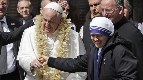 Skopje: Papst Franziskus wird von einer Nonne und mit einem Kranz begrüßt / © Alessandra Tarantino (dpa)