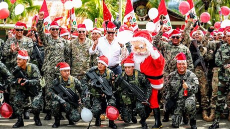 Soldaten in Peru feiern Weihnachten. Mit dabei ist der peruanische Verteidigungsminister / © Luis Iparraguirre (dpa)