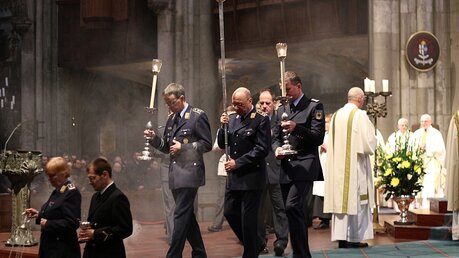 Rund 1.200 Militärangehörige kamen zum Internationalen Soldatengottesdienst im Kölner Dom / © Kilian Martin (katholisch.de)