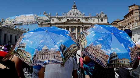 Sonnenschutz auf dem Petersplatz: der Vatikan als Schirm-Motiv / © Gregorio Borgia (dpa)