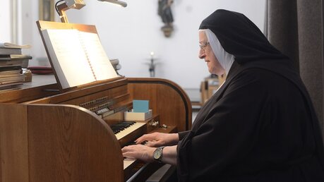 Sr. Mirjam spielt in jeder Messe die Orgel / © Beatrice Tomasetti (DR)