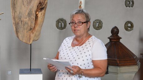 Susanne Filz, Vorsitzende des Ortsausschusses, war maßgeblich an dem Konzept der Kulturkirche Herrenstrunden beteiligt. / © Tomasetti (DR)