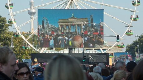 In Berlin feiern die Menschen den Tag der Deutschen Einheit. / © Jörg Carstensen (dpa)