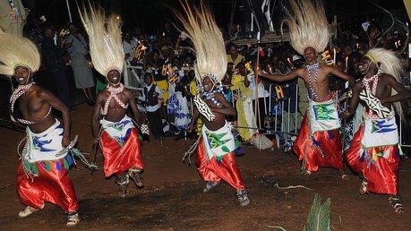 Traditionelle Tanzaufführung für den Papst in Uganda  / ©  Daniel Dal Zennaro (dpa)