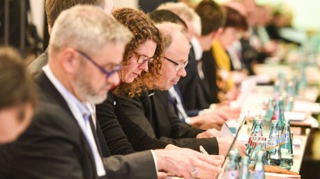 Teilnehmer beim Auftakt der Beratungen der Synodalversammlung am 31. Januar 2020 / © Harald Oppitz (KNA)