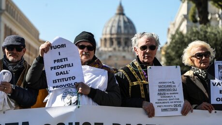 Teilnehmer einer Demonstration der Opferorganisation "Ending Clergy Abuse" (ECA) gehen am 23. Februar 2019, während des Anti-Missbrauchsgipfels, die Via della Conciliazione in Rom entlang. Im Hintergrund der Petersdom im Vatikan. (KNA)