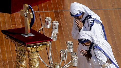 Zwei Nonnen beten an den Reliquien von Mutter Teresa / © Fabio Frustaci (dpa)