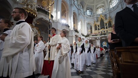 Festlicher Gottesdienst in der Dresdner Hofkirche / © Arno Burgi (dpa)