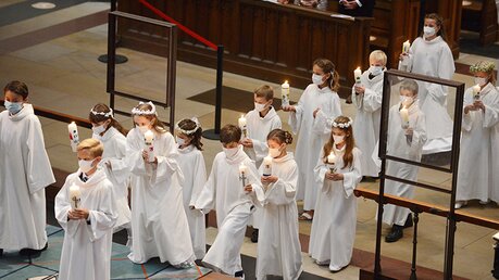 Traditionell findet die Erstkommunion der Domsingschule immer im Kölner Dom statt. / © Beatrice Tomasetti (DR)