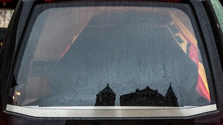 Der Dom zu Speyer spiegelt sich im Fahrzeug mit Helmut Kohls Sarg.  (dpa)