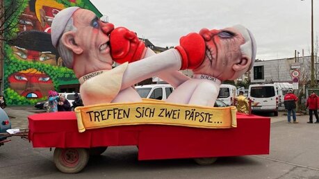 "Treffen sich zwei Päpste" - ein Motivwagen in Düsseldorf / © Carsten Horn (DR)