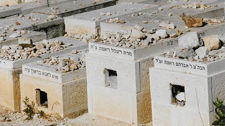 Unter Juden ist es üblich, beim Friedhofsbesuch kleine Steinchen auf die Gräber zu legen und den Namen Gottes nicht auszuschreiben / © Beatrice Tomasetti (DR)