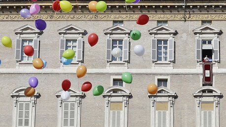 Luftballons für den Papst zum Angelusgebet am Sonntag / © Alessandra Tarantino (dpa)