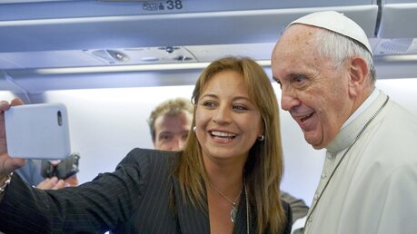 Lateinamerika-Flug. Da gibt es auch schon mal ein Selfie mit dem Papst. (dpa)