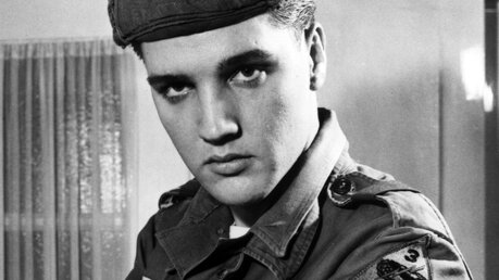 1960 wurde der berühmte amerikanische Sänger Elvis Presley, der in Friedberg seine Wehrpflicht ableistete, zum Sergeanten befördert. / © UPI (dpa)