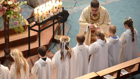 Während die Kinder zum ersten Mal die Eucharistie empfangen, ist es sehr feierlich im Dom. / © Beatrice Tomasetti (DR)
