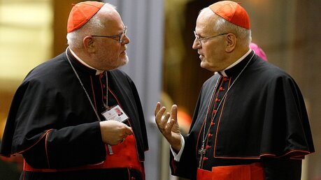 Kardinal Marx und Kardinal Erdo von Esztergom-Budapest / © Paul Haring (KNA)