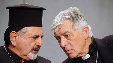 Der syrisch-katholische Patriarch Ignace Youssif III. Younan (l.) und Kardinal Edoardo Menichelli auf der Pressekonferenz am 08.10.15  / © Paolo Galosi (KNA)