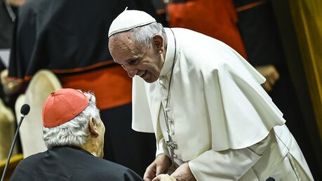 Papst Franziskus in der Synodenaula am 05.10.15 / © Cristian Gennari (KNA)