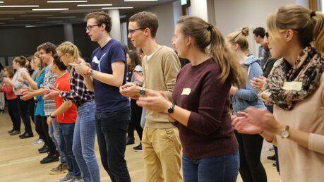 Die Stimmung und Vorfreude steigt: Weltjugendtags-Teilnehmer aus dem Erzbistum Köln tanzen gemeinsam. / © André Grosse (DR)