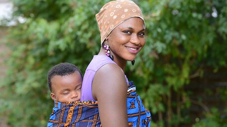 Wie alle afrikanischen Frauen trägt Blessing ihr Baby direkt am Körper. / © Tomasetti (DR)