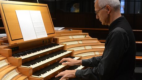 Winfried Bönig eröffnet mit drei Kantatensätzen von Bach. / © Tomasetti (DR)