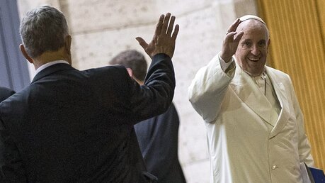 Papst Franziskus winkt / © Angelo Carconi
