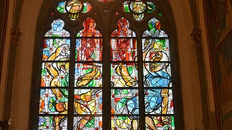 Zu den besonderen Attraktionen von St. Andreas gehören auch die von Markus Lüpertz gestalteten Fenster. / © Beatrice Tomasetti (DR)