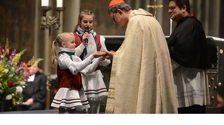 Zu den Gaben, die Kardinal Woelki überreicht werden, gehört auch eine Narrenkappe, das Krätzjer. / © Tomasetti (DR)