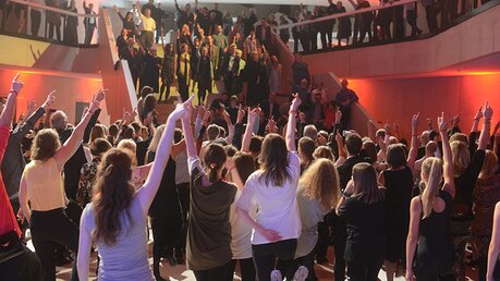 Zu einem Flashmob stehen alle Besucher von "kirche.tanzt" auf der Tanzfläche. / © Tomasetti (DR)