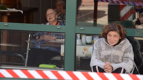 Zuhörer in der ersten Reihe des Seniorenhauses St. Maria. / © Beatrice Tomasetti (DR)