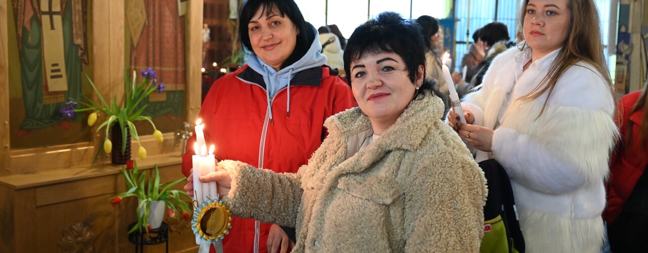 Ukrainerinnen mit Kerzen. / © Beatrice Tomasetti (DR)