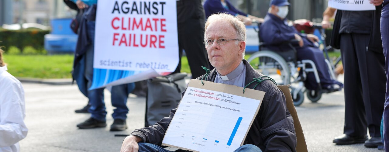 Der Nürnberger Jesuitenpater Jörg Alt ruft Bischöfe zur Solidarität mit Klimaaktivisten auf / © Theo Klein (epd)
