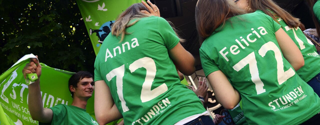 Jugendliche tragen T-Shirts mit ihrem Namen und der Aufschrift 72 Stunden während der Auftaktveranstaltung zur 72-Stunden-Aktion des BDKJ am 13. Juni 2013 in Mainz. / © Harald Oppitz (KNA)