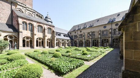 Blick über den Innenhof auf den Trierer Dom Sankt Petrus (l.) und den Domkreuzgang / © Julia Steinbrecht (KNA)