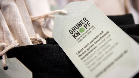 Das staatliche Textilsiegel "Grüner Knopf" / © Britta Pedersen (dpa)