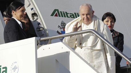 Papst Franziskus besteigt ein Flugzeug  / © Andrew Medichini (dpa)