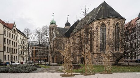 Die Kathedrale Sankt Sebastian zwischen Wohnhäusern in Magdeburg / © Dominik Wolf (KNA)