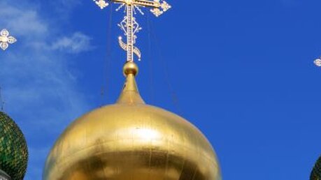 Drei Kuppeln einer russisch-orthodoxen Kirche mit Kreuzen  / © Galina Chet (shutterstock)