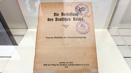 Eine Ausgabe der Reichsverfassung aus dem Jahr 1919 im Haus der Weimarer Republik / © Martin Schutt (dpa)