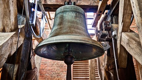 Eine Glocke in einem Glockenstuhl / © powell'sPoint (shutterstock)