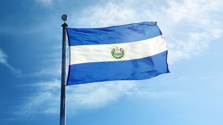 Flagge El Salvadors flattert im Wind / © Creative Photo Corner (shutterstock)