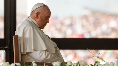 Papst Franziskus betet / © Lola Gomez/CNS photo (KNA)