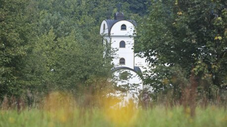 Außenansicht der ökumenischen Autobahnkirche am Rasthof Geiselwind / © Norbert Neetz (epd)