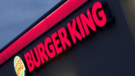 Burger King-Schriftzug / © Carsten Hoefer (dpa)