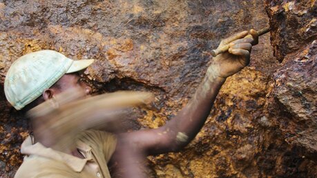 Demokratische Republik Kongo, Bukavu. Ein Mann arbeitet in der Mine Zola Zola bei Nzibira in der ostkongolesischen Provinz Süd-Kivu auf der Suche nach Mineralien und Erzen / © Jürgen Bätz (dpa)