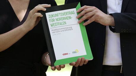 Hendrik Wüst und Mona Neubauer stellen NRW-Koalitionsvertrag der CDU und der Grünen vor / © David Young (dpa)