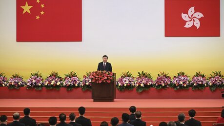 Chinas Präsident Xi Jinping hält eine Rede nach der Vereidigung der neuen Regierung von Hongkong / © Selim Chtayti (dpa)