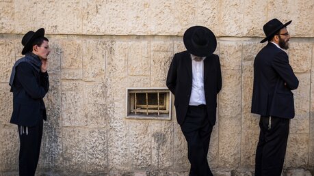  Israel, Jerusalem: Trauernde nehmen an der Beerdigung eines 16-Jährigen teil, der bei einem Bombenanschlag getötet wurde / © Ilia Yefimovich (dpa)